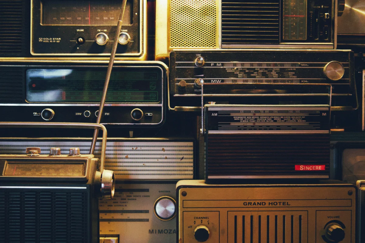 Bild eines alten Radios via Unsplash
